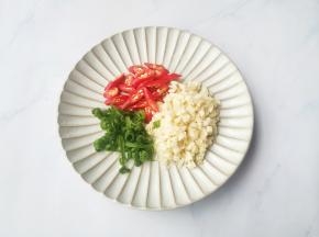 葱撕细条，大蒜切末，小米椒切圈。
