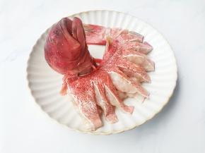 石斑鱼切开头和尾，中间部分切成均匀的片，另一边不要切断。