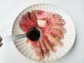 加一勺蒸鱼豉油，