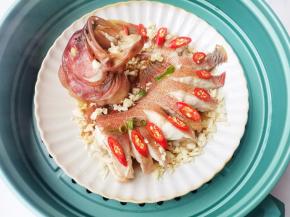 码入葱蒜、小米椒再蒸5分钟，