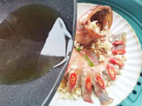 淋入一勺热油，