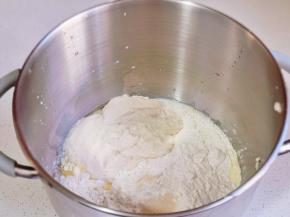 主面团：除黄油外的食材加入厨师机中启动厨师机揉面。