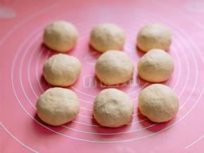 揉面排气，分成等份小面团。