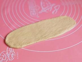 取一块面团擀长舌状。