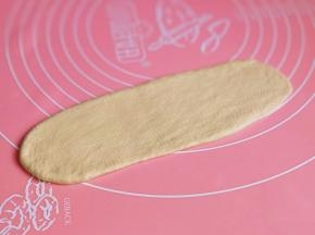 取一块面团擀长舌状。