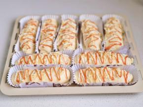 发酵至明显变大，撒上芝士碎，挤上番茄酱和沙拉酱。