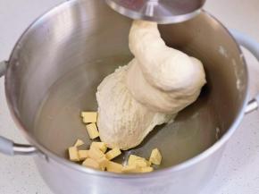 揉至粗膜加入软化的黄油，揉至不易破的手套膜。