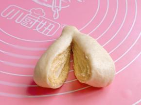 尖头朝上，切开，尖头部分留2CM连接。