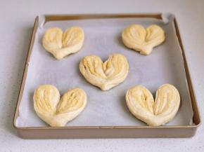 依次做好，放入烤盘中进行二次发酵，