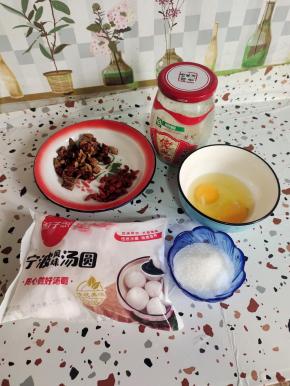 准备好所需的食材:

汤圆1袋，白糖3勺，鸡蛋2个，米酒1大勺。枸杞1把，红枣洗净去核，切成小块备用！