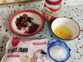 准备好所需的食材:

汤圆1袋，白糖3勺，鸡蛋2个，米酒1大勺。枸杞1把，红枣洗净去核，切成小块备用！