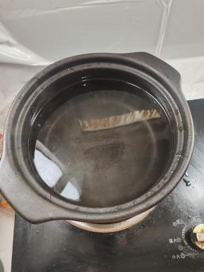 砂锅里倒入适量的开水，点火！