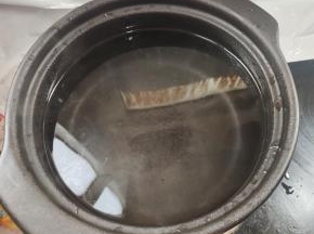 砂锅里倒入适量的开水，点火！