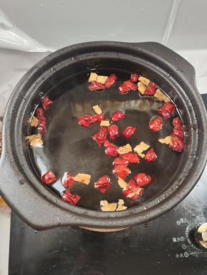 放入切好的红枣！