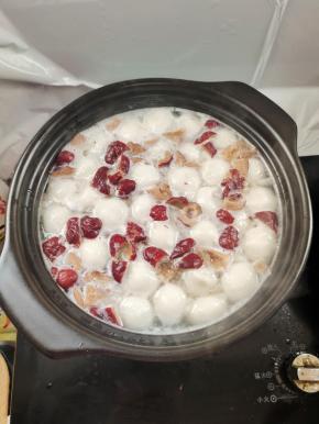 边煮边用勺子搅拌，不要让汤圆黏在锅底了！煮至汤圆全部飘起来！