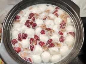 边煮边用勺子搅拌，不要让汤圆黏在锅底了！煮至汤圆全部飘起来！