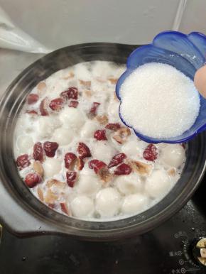 倒入白糖搅拌均匀！(白糖的用量根据自己的口味添加，喜欢甜一点的就多放点，不喜欢吃甜的，可以少放一点！)