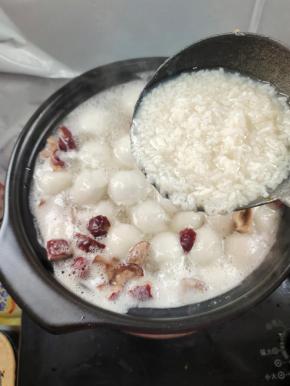 放入一大勺米酒！