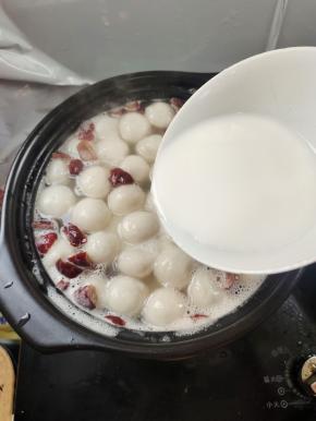 再淋入适量的水淀粉，搅拌均匀！(喜欢汤浓稠一点的就多放一点水淀粉，喜欢清亮一点的，就少放一点，根据自己的喜好来调整！)