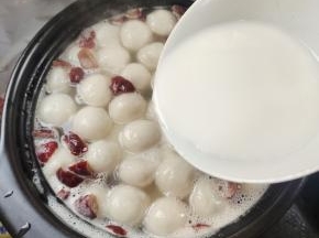 再淋入适量的水淀粉，搅拌均匀！(喜欢汤浓稠一点的就多放一点水淀粉，喜欢清亮一点的，就少放一点，根据自己的喜好来调整！)