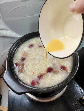 把打散的蛋液，淋在汤圆里，边淋蛋液，边用筷子快速搅拌，这样形成的蛋花才会又小又均匀！