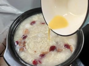 把打散的蛋液，淋在汤圆里，边淋蛋液，边用筷子快速搅拌，这样形成的蛋花才会又小又均匀！