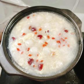 关火前，放入适量的枸杞即可食用！