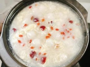 关火前，放入适量的枸杞即可食用！