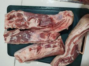 把五花肉切成大小一致的块！