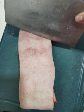 用刀把猪皮刮干净！