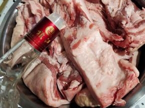 切好后，倒上度数高一点的白酒！