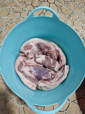 把用白酒清洗干净的五花肉均匀的摆放在桶里！