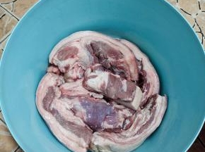 把用白酒清洗干净的五花肉均匀的摆放在桶里！