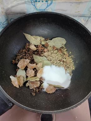 先来熬料！锅中放入香叶10片，八角5个，花椒20克，小茴香籽20克，桂皮1块，黄冰糖40克，盐50克！