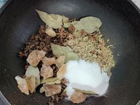 先来熬料！锅中放入香叶10片，八角5个，花椒20克，小茴香籽20克，桂皮1块，黄冰糖40克，盐50克！