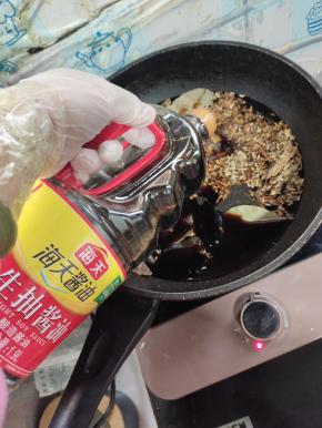 再倒入1500克的生抽！