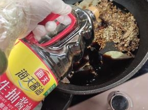 再倒入1500克的生抽！