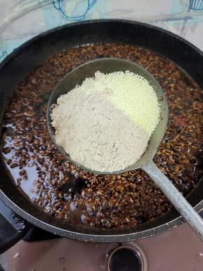 再加入胡椒粉1大勺，鸡精1大勺！