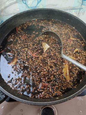 开火，边煮边搅拌至冰糖和盐融化！