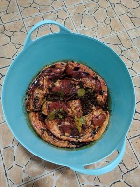 放凉后倒入五花肉里！把五花肉淹没！