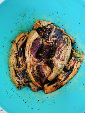 盖上盖子腌制三天，记得每天都要给他翻一下面，让它腌制的更透更均匀！