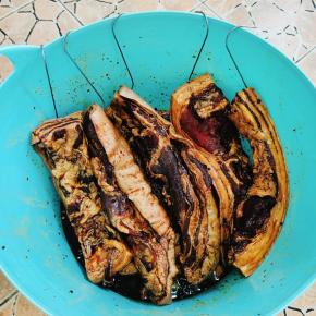 腌制好的肉，颜色已经变深，微微发红，用挂钩把它们挂起来！