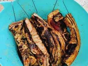 腌制好的肉，颜色已经变深，微微发红，用挂钩把它们挂起来！