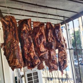 放在阳台上通风处风干一个月左右就可以了！