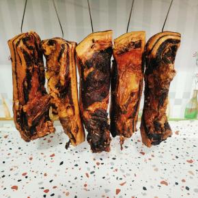 酱香五花肉的做法:

1.泡两个小时！锅中加水，上锅蒸40分钟即可食用！
2.泡两个小时！切成薄片，锅中加入少许油，爆香姜蒜，青红辣椒，再加入五花肉片，一点生抽调味，翻炒均匀即可出锅！
3.泡两个小时，做煲仔饭……