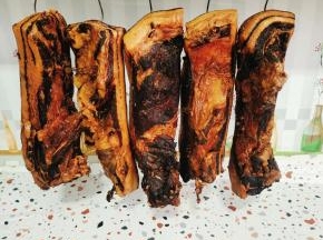 酱香五花肉的做法:

1.泡两个小时！锅中加水，上锅蒸40分钟即可食用！
2.泡两个小时！切成薄片，锅中加入少许油，爆香姜蒜，青红辣椒，再加入五花肉片，一点生抽调味，翻炒均匀即可出锅！
3.泡两个小时，做煲仔饭……
