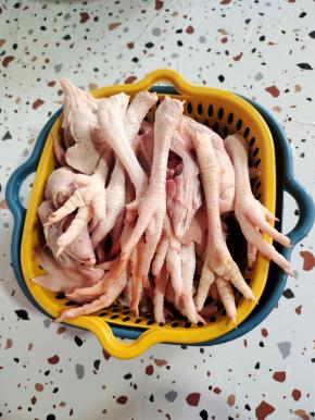 把鸡头和鸡爪剁下来，留着卤了吃！