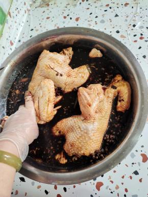 把鸡放在晾凉的料汁儿里均匀的涂抹一遍！