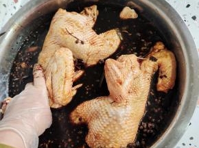 把鸡放在晾凉的料汁儿里均匀的涂抹一遍！