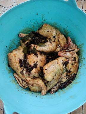 把剩下的料汁儿全部倒进桶里，把鸡全部淹没住！盖上盖子腌制三天，中途记得勤翻面！